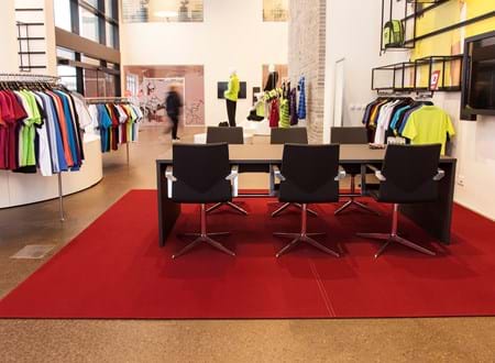 rødt, rektangulært filttæppe i showroom